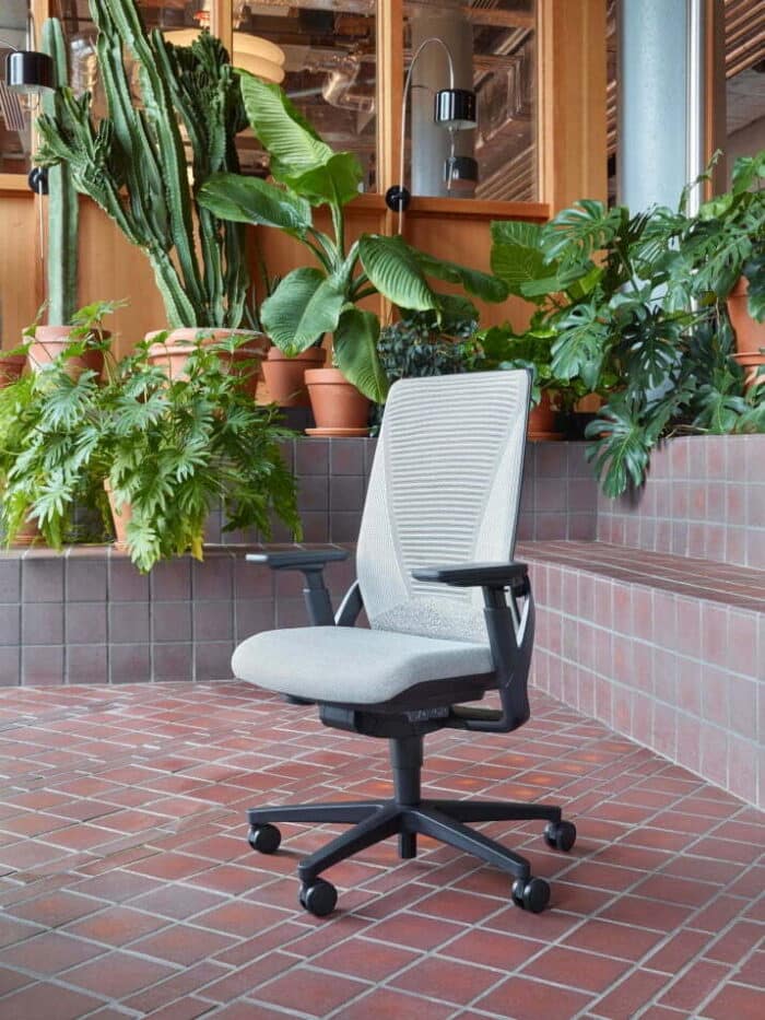 i-Workchair 2.0 With Light Grey Upholstery And Plants In Background