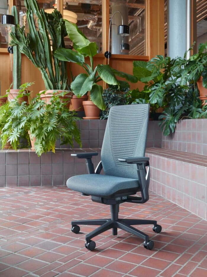 i-Workchair 2.0 With Plants In Background